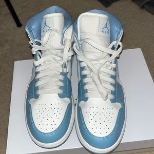 Air Jordan 1 Mid “UNIVERSITY BLUE” wmns